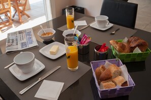 Tägliches inbegriffenes kontinentales Frühstück