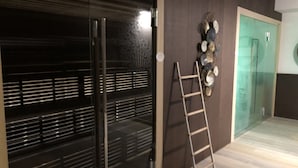 Um interior moderno com porta de vidro, escada de madeira e um elemento decorativo na parede.