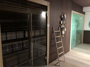 Een sauna, een stoombad, hotstone-massages, Zweedse massages