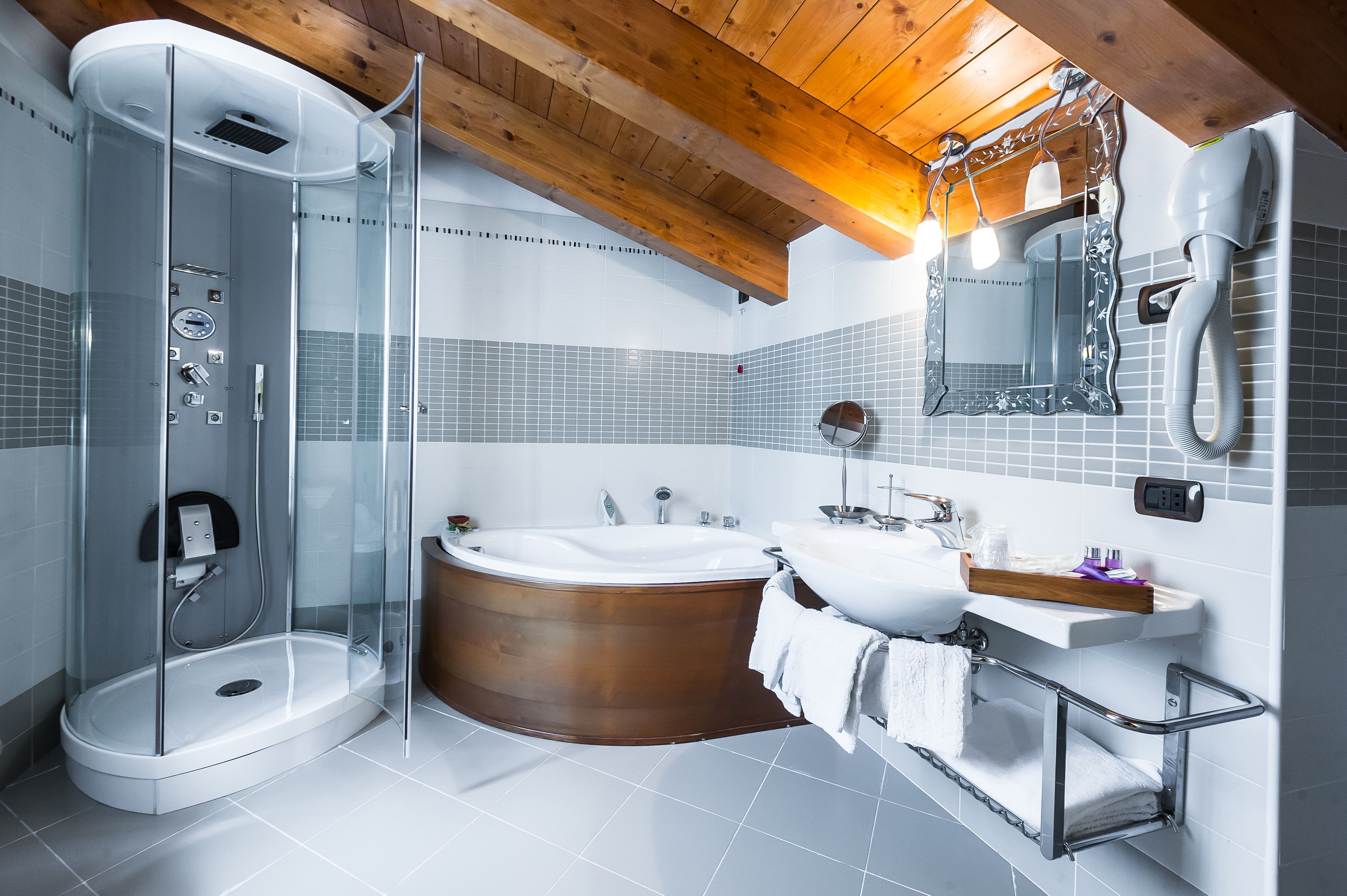 Suite | Bagno | Doccia, set di cortesia gratuito, asciugacapelli, pantofole