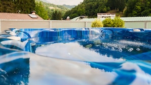 Uma banheira de hidromassagem com vista para uma paisagem montanhosa.