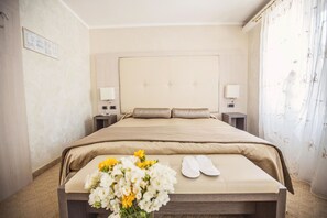 Superior tweepersoonskamer | 1 slaapkamer, een kluis op de kamer, een bureau, geluiddichte muren