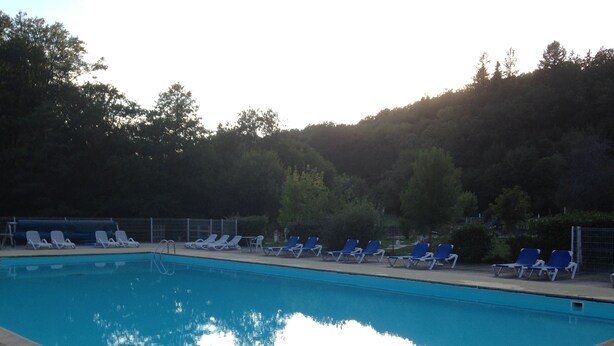 Seasonal outdoor pool, a heated pool, pool loungers - Camping au Bois de Calais (Correze)