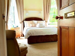 Double Room, 1 Double Bed, Garden View | Premium bedding, blackout drapes, iron/ironing board, free WiFi - Lubnaig Guest House (Callander)