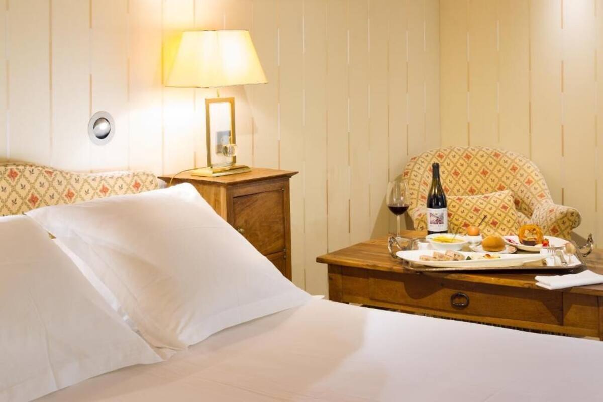 WiFi (free), bed sheets