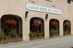 Exterior - Logis Hotel De La Poste (Corps)