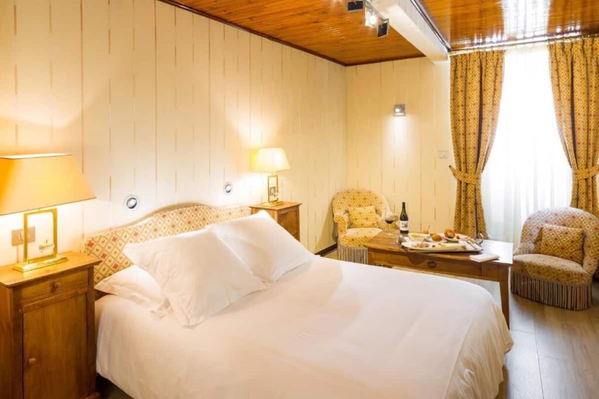 WiFi (free), bed sheets