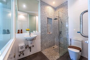 4-Bedroom Pool Villa | Baño | Regadera, regadera tipo lluvia, secadora de cabello, toallas 