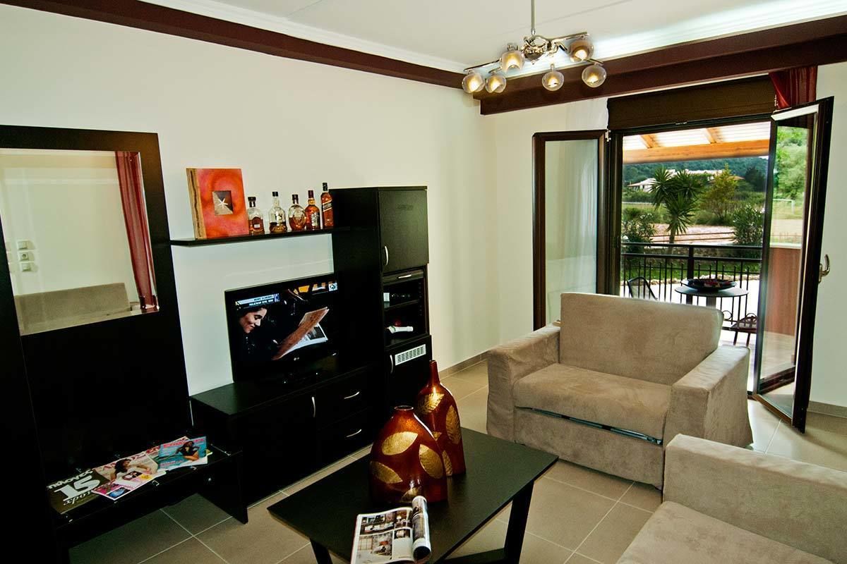 suite, 1 bedroom | minibar, in-room safe, soundproofing, iron/ironing board