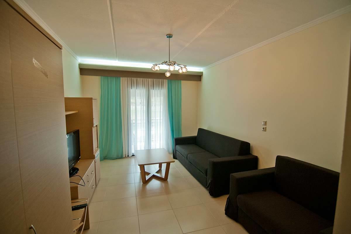 suite, 1 bedroom | minibar, in-room safe, soundproofing, iron/ironing board