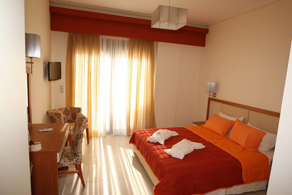 double room, jetted tub | minibar, in-room safe, soundproofing, iron/ironing board