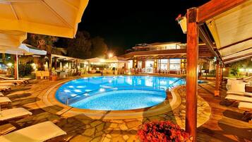 Outdoor pool, pool loungers