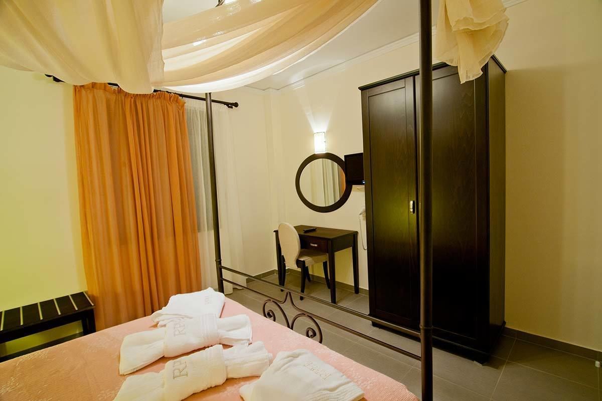 suite, 1 bedroom | minibar, in-room safe, soundproofing, iron/ironing board