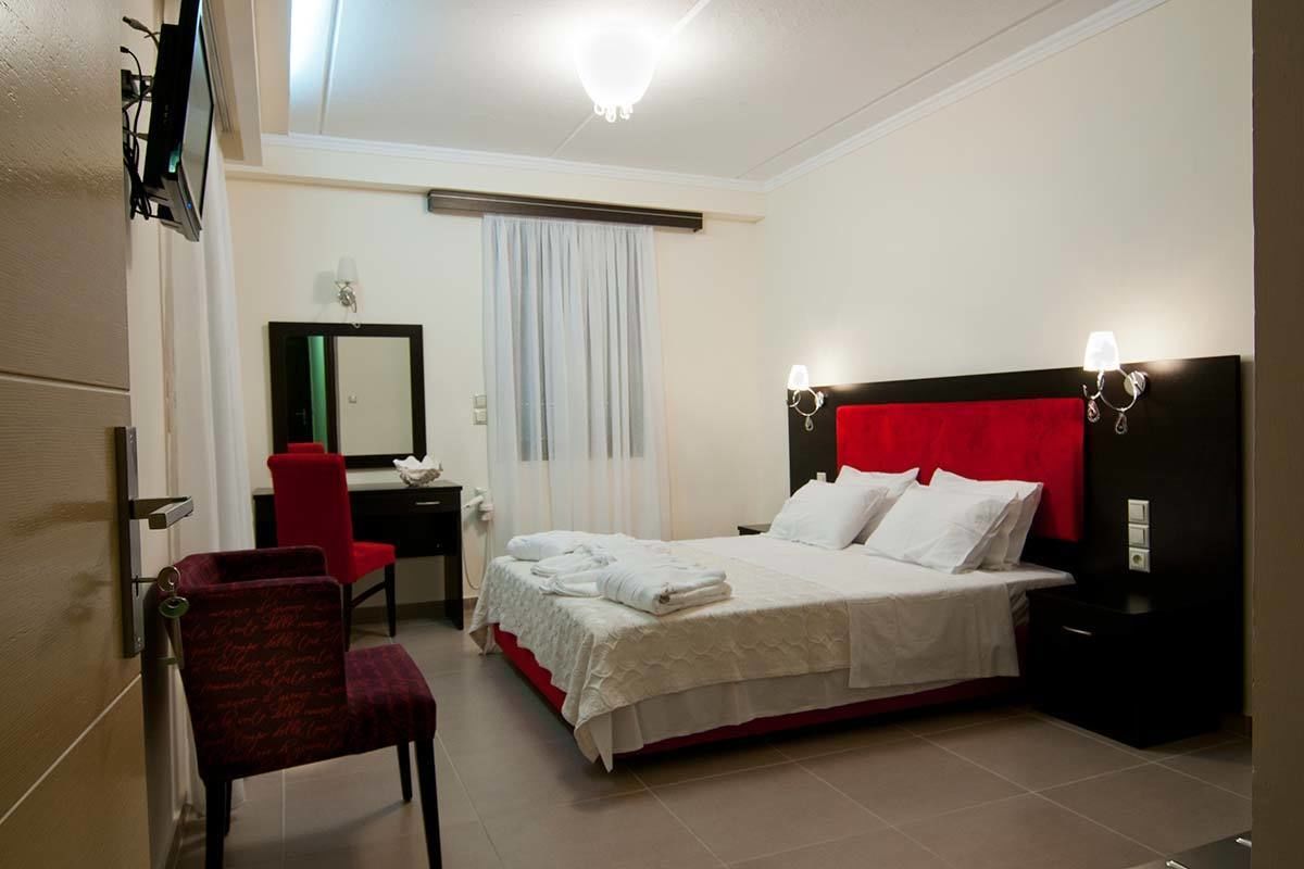 suite, 1 bedroom | minibar, in-room safe, soundproofing, iron/ironing board