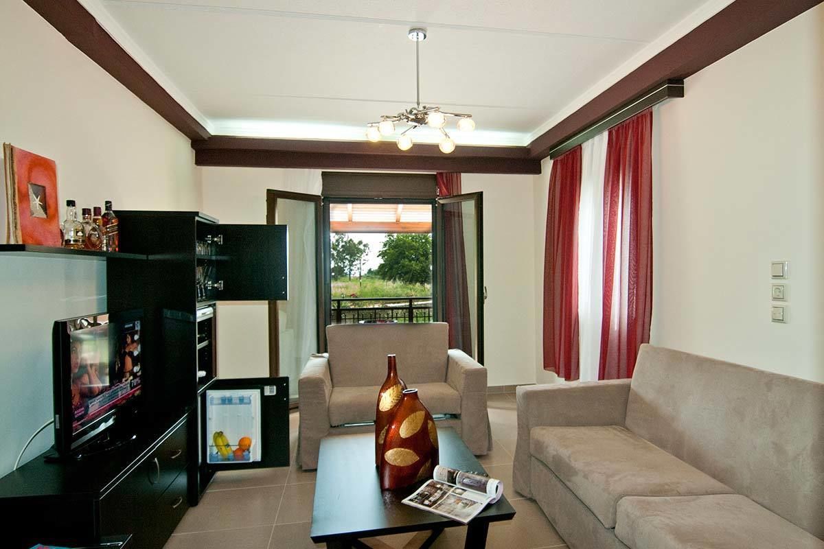 suite, 1 bedroom | minibar, in-room safe, soundproofing, iron/ironing board