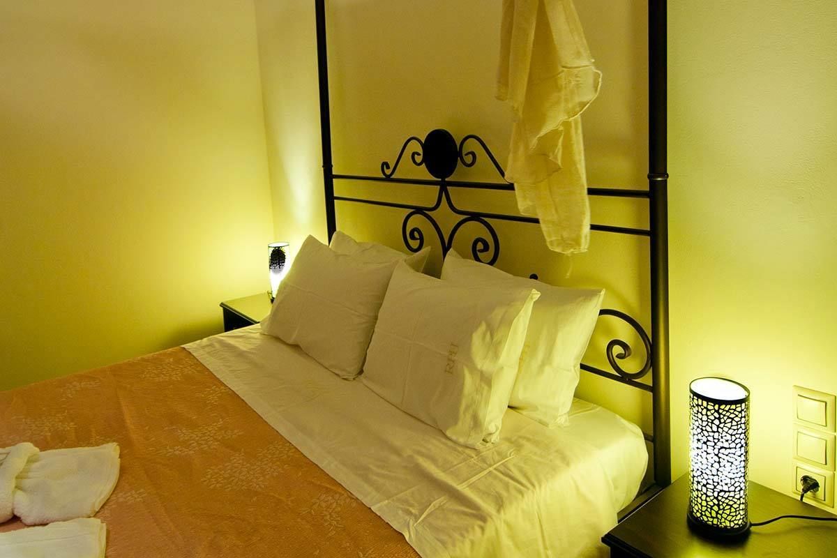 suite, 1 bedroom | minibar, in-room safe, soundproofing, iron/ironing board