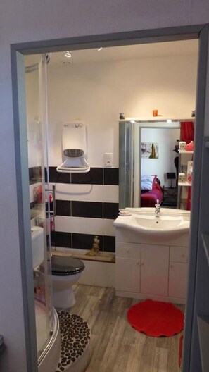 Phòng đôi (New York) | Phòng tắm | Buồng tắm vòi sen, máy sấy tóc, khăn tắm