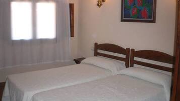 Escritorio, cortinas opacas, wifi gratis