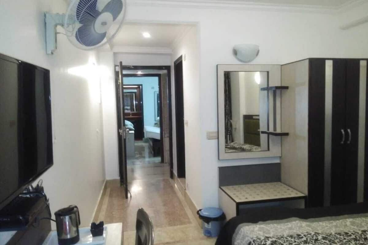 Executive Double Room | In-room safe, desk, iron/ironing board, free wired Internet