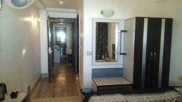 Executive Double Room | In-room safe, desk, iron/ironing board, free wired Internet