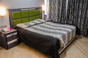 Zimmersafe, Schreibtisch, Bügeleisen/Bügelbrett