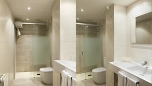 Double Room, Partial Sea View | Bathroom | Shower, deep soaking tub, free toiletries, hair dryer - Rovira Hotel (Cambrils)