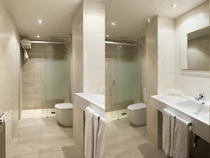 Habitación doble, vistas parciales al mar | Baño | Ducha, bañera profunda y artículos de higiene personal gratuitos