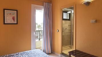 Habitación doble, vista parcial al mar | Escritorio, cortinas blackout y wifi gratis