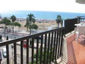 Habitación doble, vista parcial al mar | Balcón