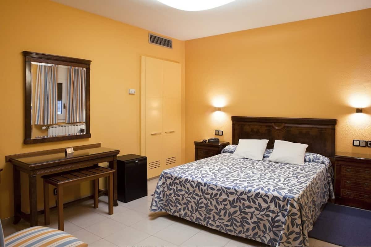 Double Room Single Use | Desk, blackout drapes, WiFi (free)