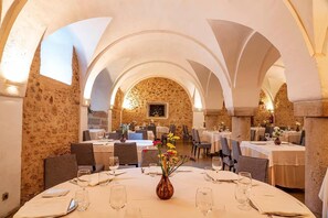 Petit déjeuner et déjeuner servis sur place, spécialités Cuisine locale