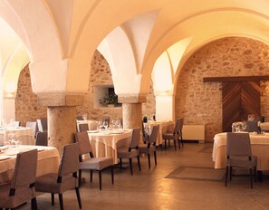 Petit déjeuner, déjeuner et dîner servis sur place