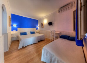 Premium bedding, desk, free WiFi, bed sheets - Hostal Alhambra (Barbate)