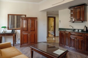 Suite, 1 cama de matrimonio grande con sofá cama, cocina básica, vistas al jardín | Caja fuerte, escritorio, tabla de planchar con plancha y wifi gratis