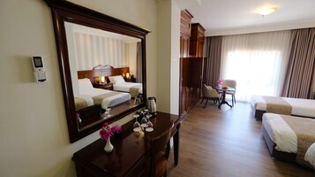 Quarto triplo standard, 3 camas de solteiro | Cofres nos quartos, escrivaninha, ferros/tábuas de passar roupa