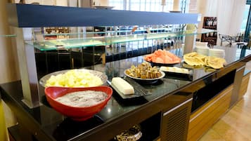 Breakfast, lunch, dinner served; local and international cuisine