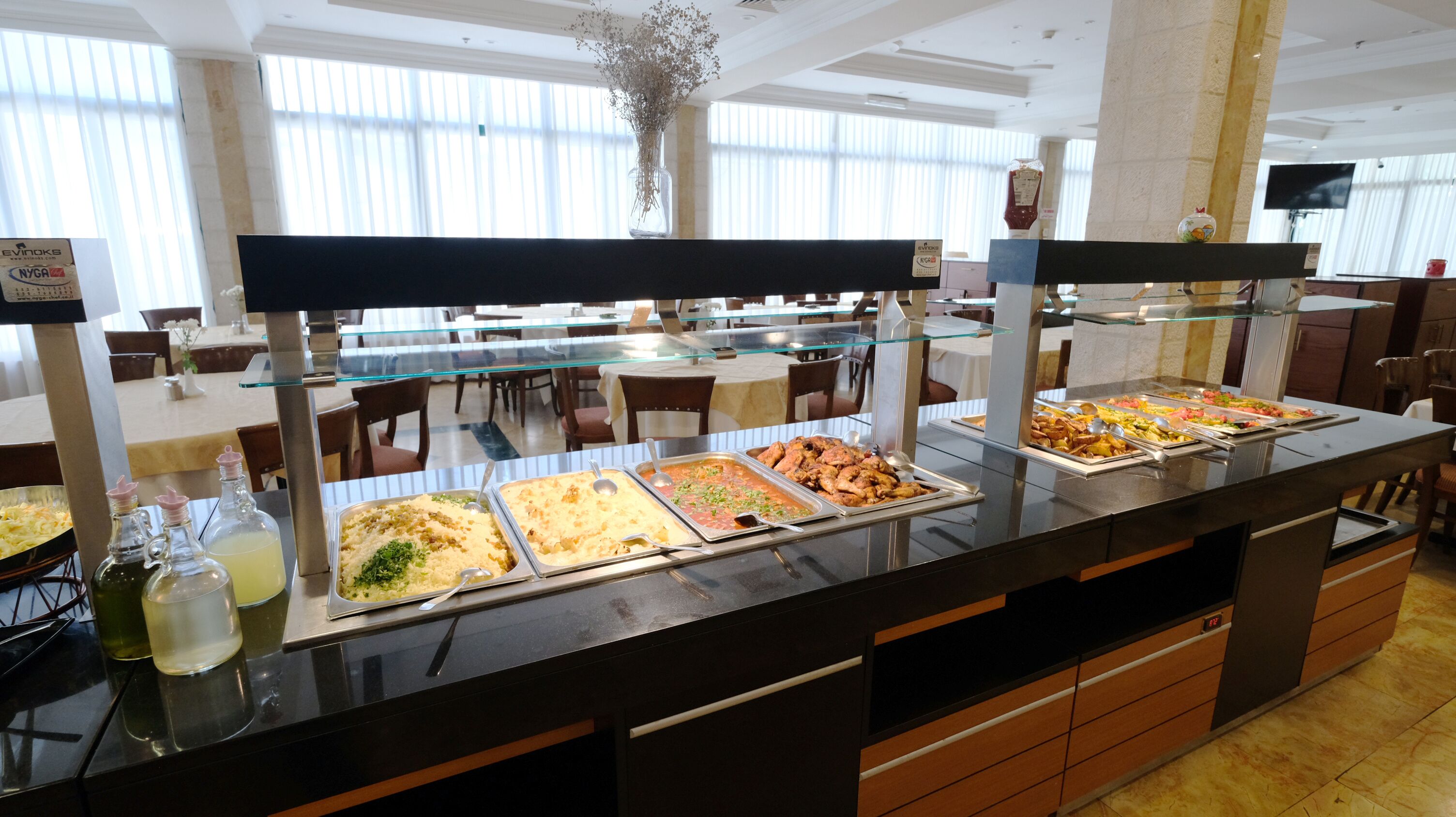 Café da manhã, almoço e jantar; local e internacional 