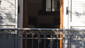 Una entrada de edificio con puerta de madera y portón de metal.