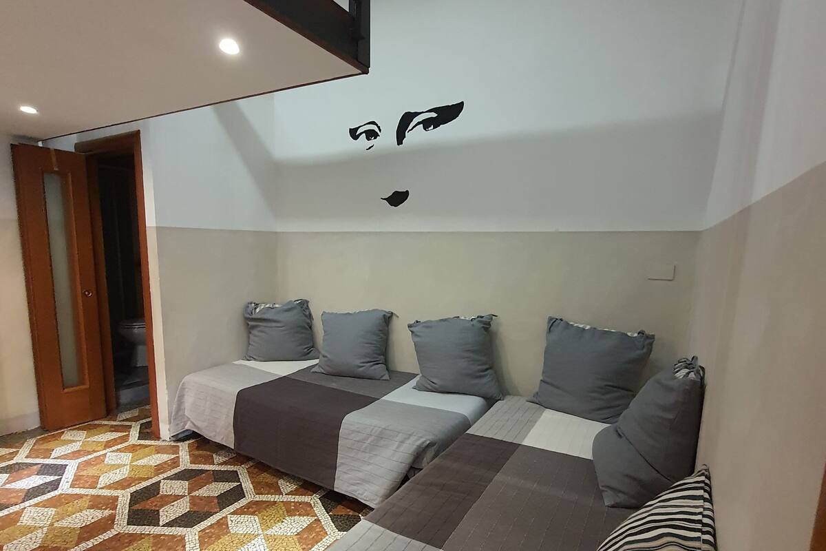 Escritorio, wifi gratis y ropa de cama 