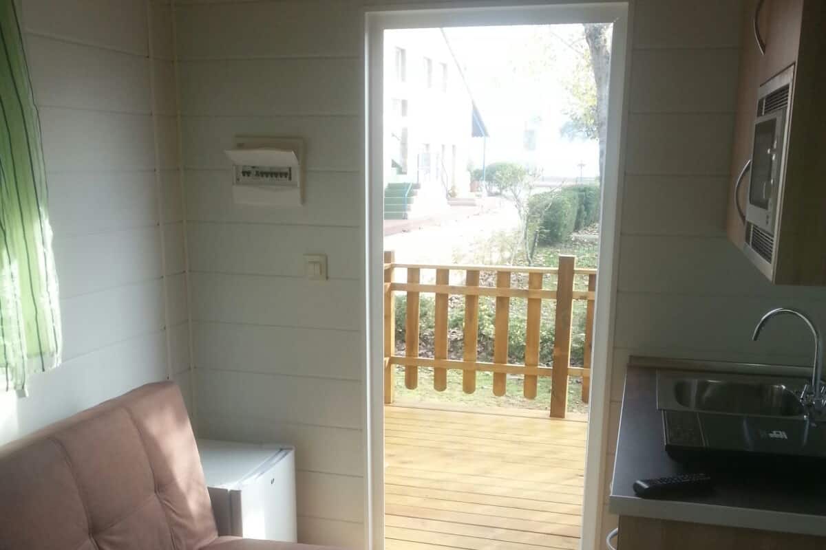 Cabane, salle de bains commune, vue fleuve | Coin séjour