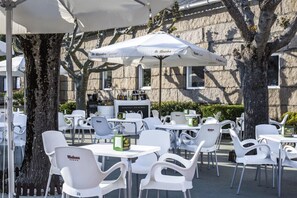 Breakfast, lunch, dinner served; local and international cuisine  - Camping Santa Tecla (A Guarda)