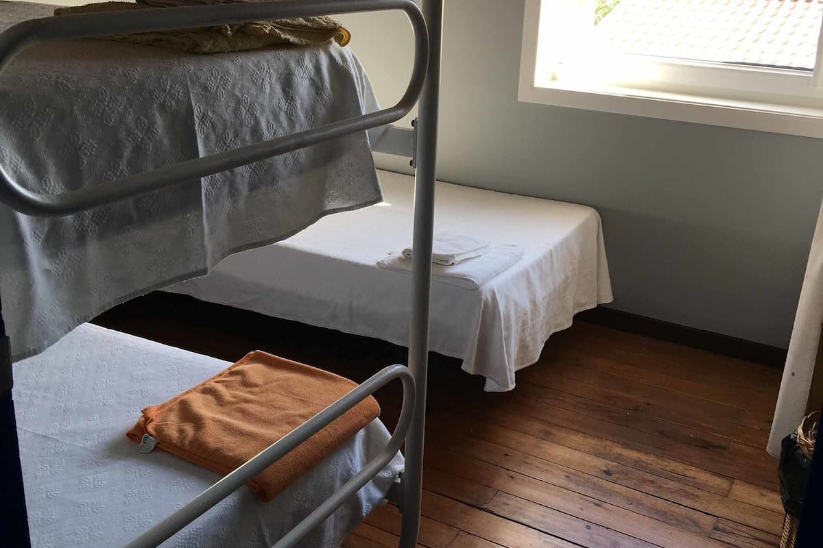 Dreibettzimmer, Gemeinschaftsbad, Poolblick | Bügeleisen/Bügelbrett, kostenloses WLAN, Bettwäsche