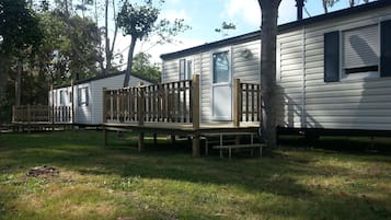 Mobile Home, 2 Bedrooms, Private Bathroom, Pool View | Iron/ironing board, free WiFi, bed sheets