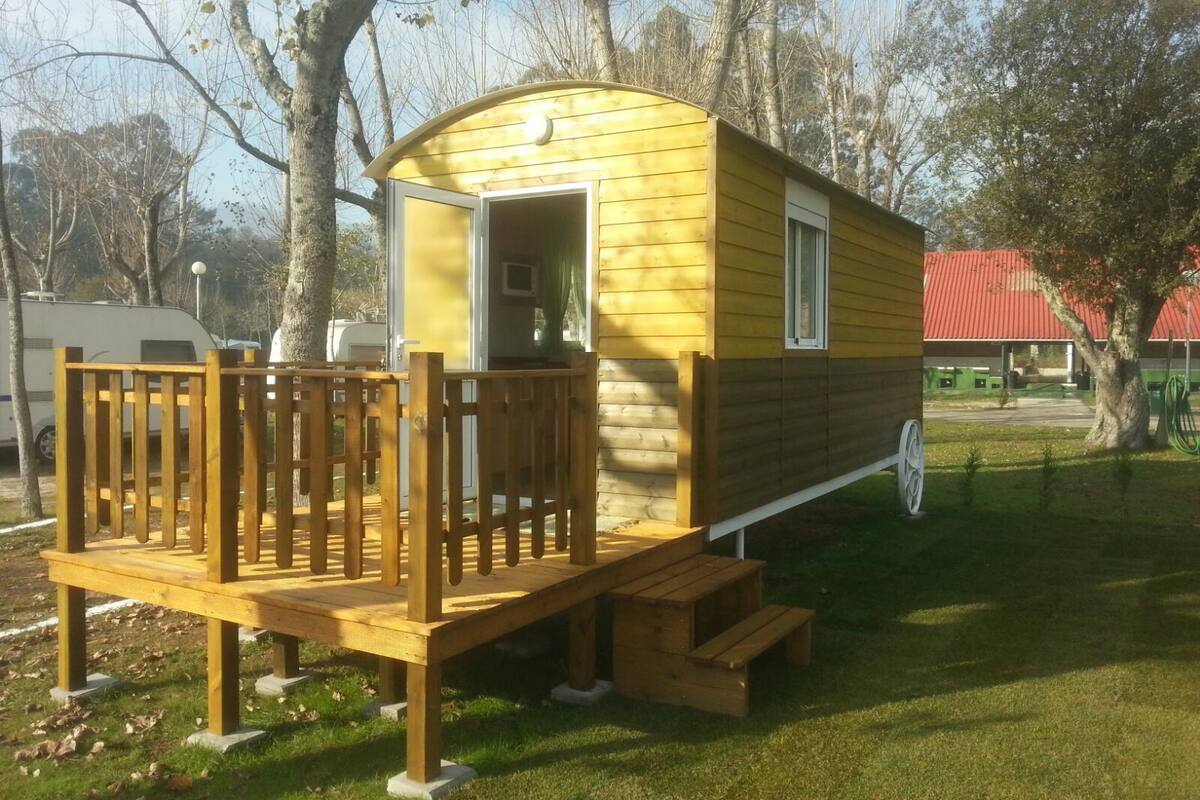Cabane, salle de bains commune, vue piscine