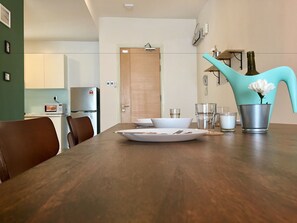 Deluxe Condo, 2 Bedrooms | Dapur peribadi | Peti sejuk/penyejuk beku saiz penuh, ketuhar gelombang mikro, dapur 