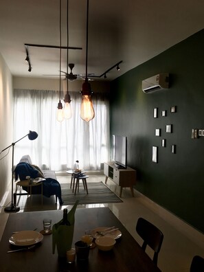 Condo luxo, 2 quartos | Sala de estar | Smart TV