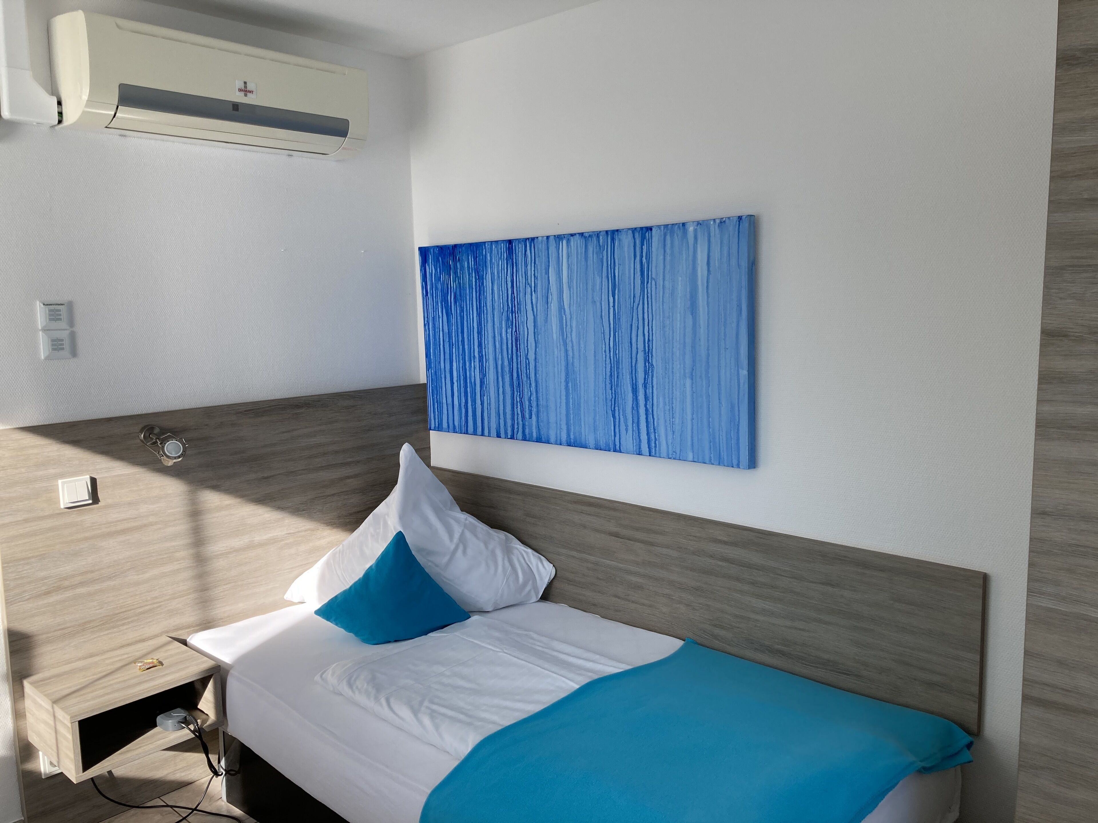 standard single room | minibar, in-room safe, desk, cots/infant beds