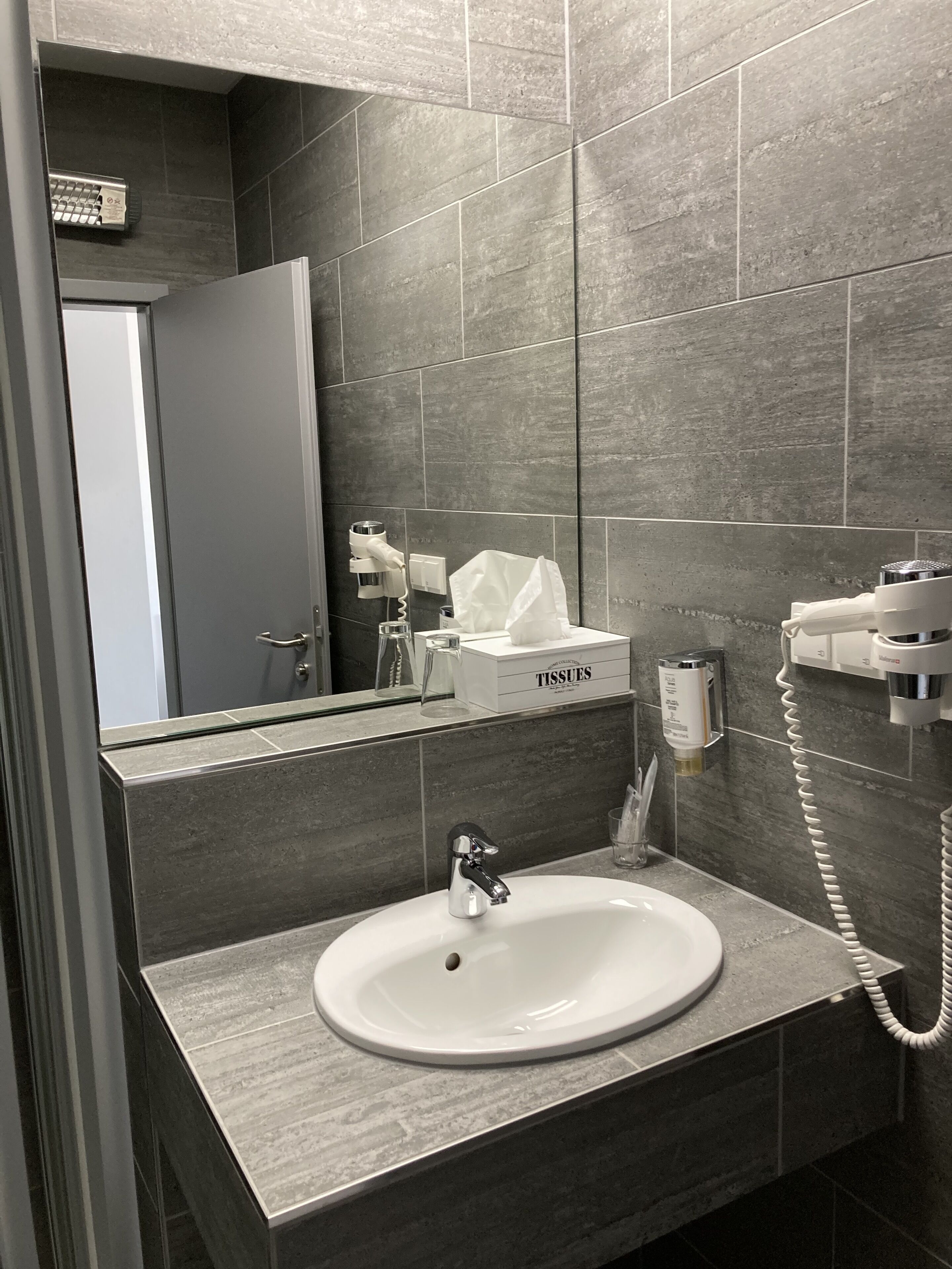 standard single room | bathroom | shower, free toiletries, hair dryer, towels