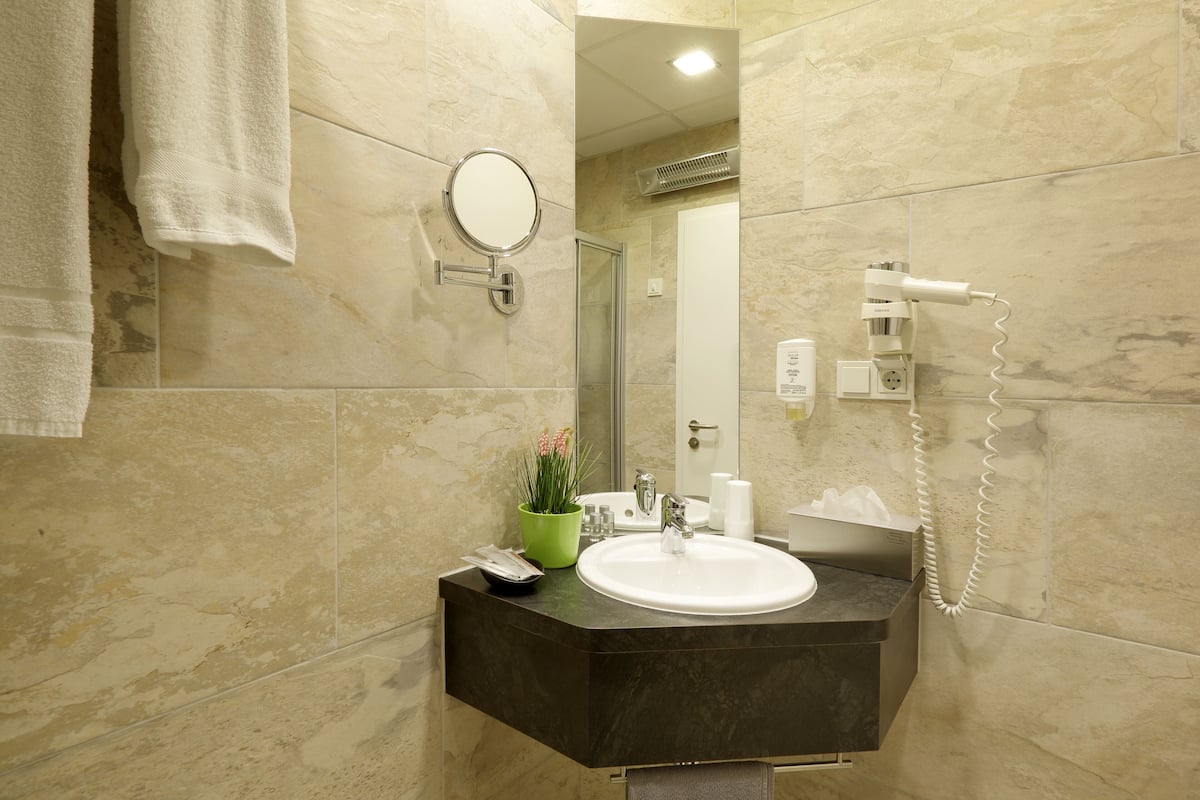 standard single room | bathroom | shower, free toiletries, hair dryer, towels