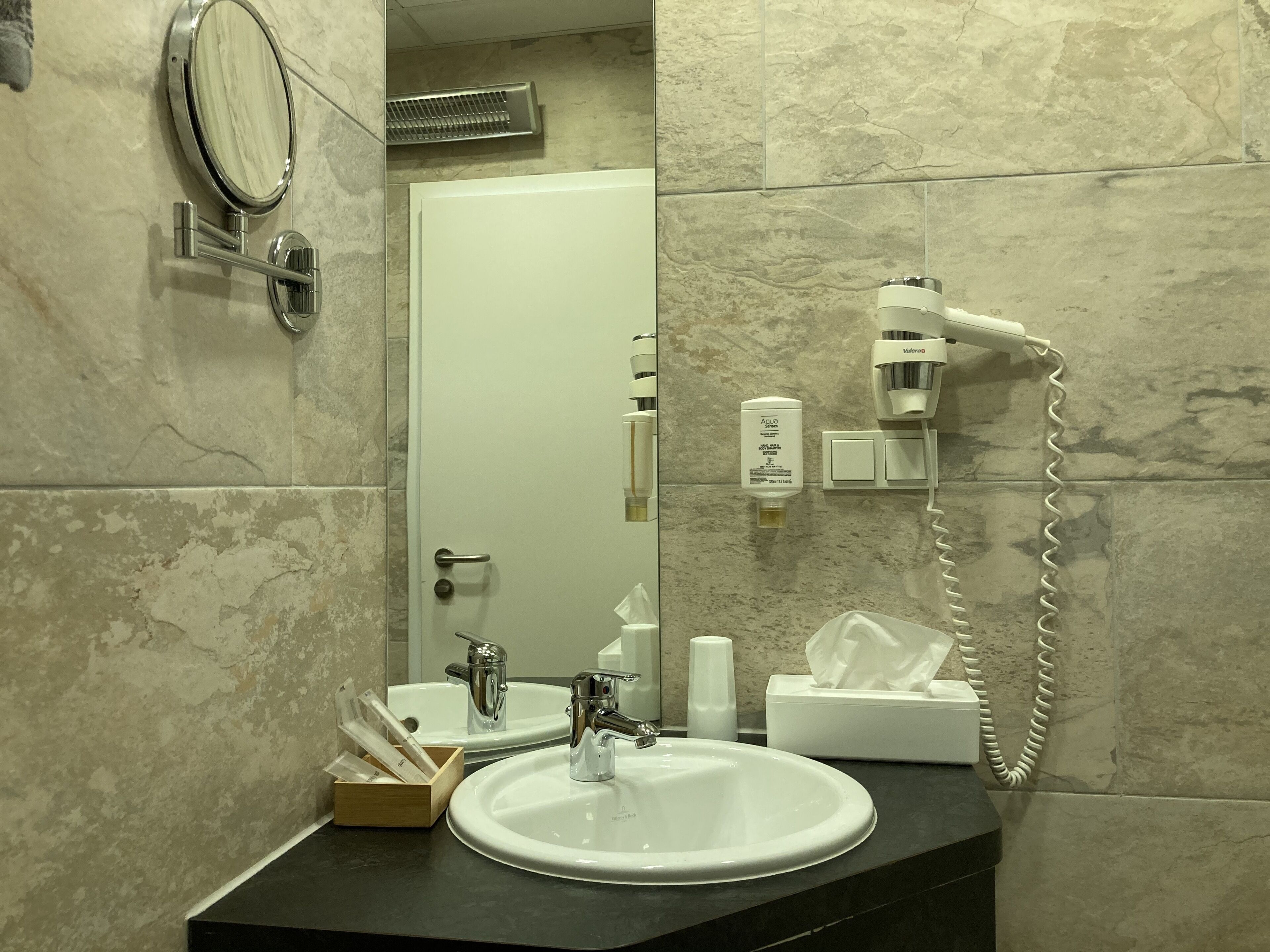 standard single room | bathroom | shower, free toiletries, hair dryer, towels